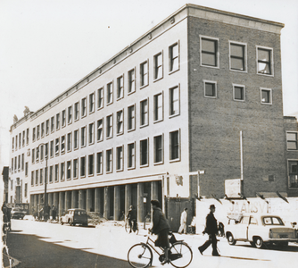 864015 Gezicht op de voor- en zijgevel van het nieuwe hoofdkantoor van de Coöperatieve Centrale Raiffeisenbank aan de ...